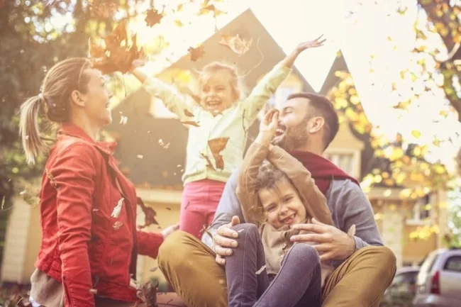 Glückliche Familie im Sonnenschein.