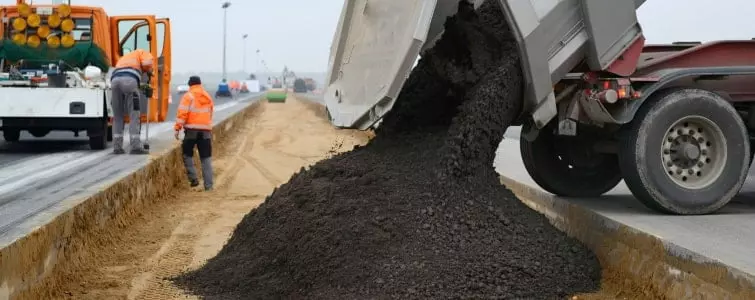 Ein LKW schüttet Erde aus