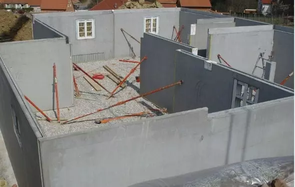 Sicht auf einen Rohbau eines Hauses bei dem Betonfertigteilwände verbaut wurden.