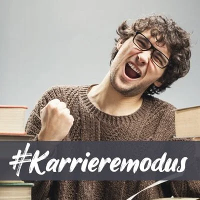 Ein freudiger Mann soll den Hashtag Karrieremodus verdeutlichen, der für das Duale Studium bei Götz+Moriz steht.