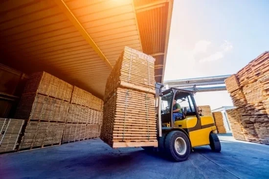 Gabelstapler transportiert Paletten mit Holzwerkstoffen