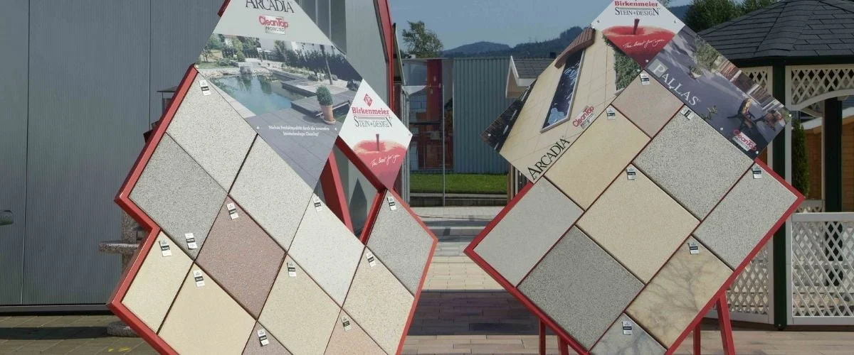 Verschiedene Terrassenplatten in der Ausstellung am Standort von Götz+Moriz in Bad Säckingen