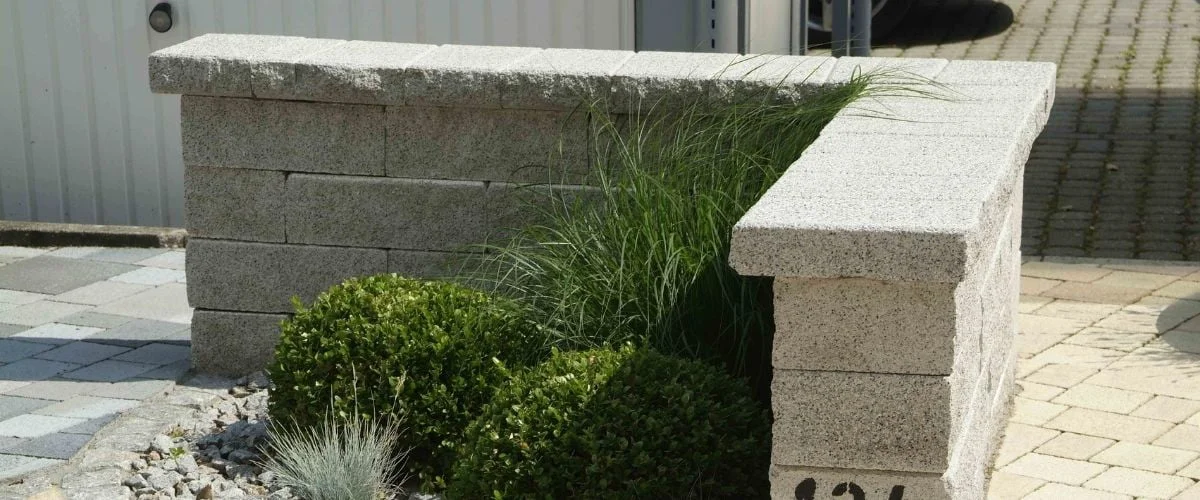 Eine Mauer aus Naturstein in der Ausstellung am Standort von Götz+Moriz in Bad Säckingen