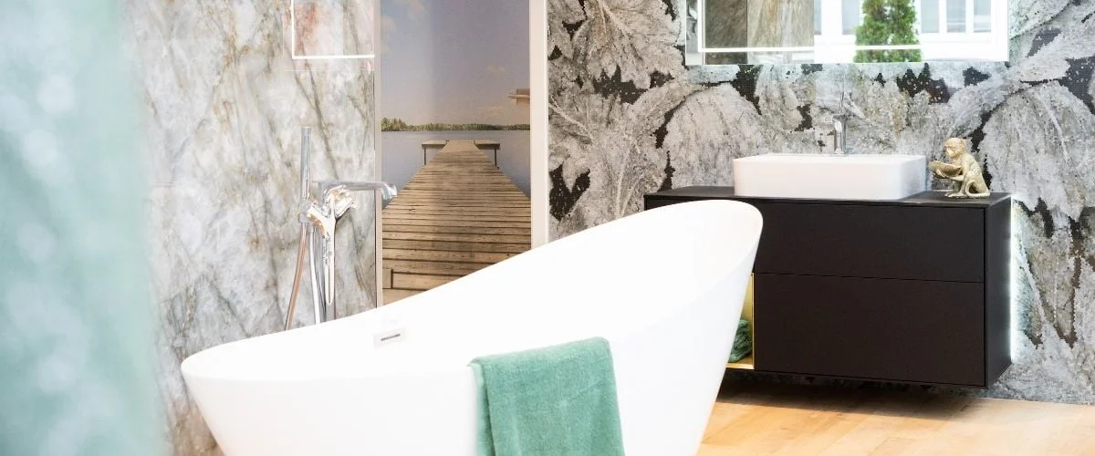 Freistehende Badewanne in modernem Bad in der Fliesenausstellung von Götz+Moriz