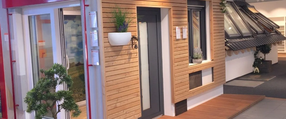 Haustüren und Holzfassaden in der Ausstellung in Riegel