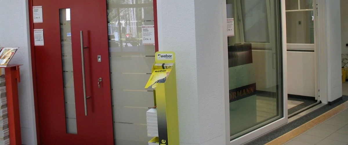 Haustüren in der AUsstellung am Standort in Titisee