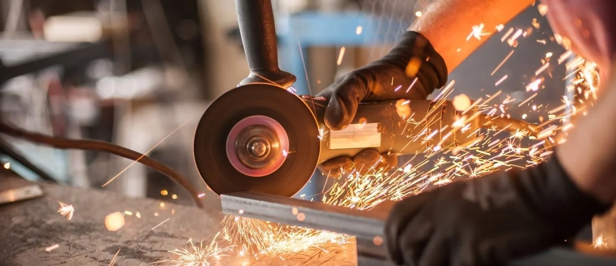 Handsäge schneidet Metall und funken Sprühen.