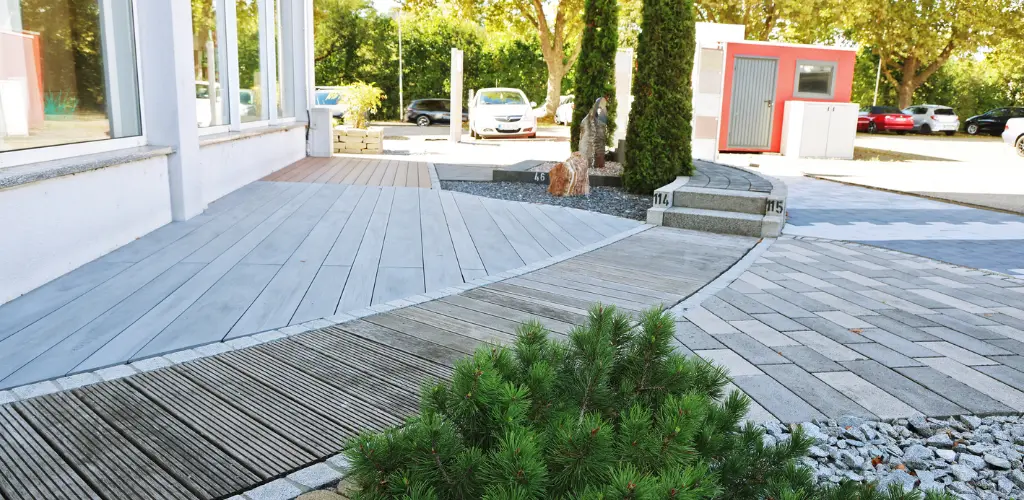 gartenausstellung-terrassenausstellung-loerrach-holz-im-garten-pflastersteine-terrassendielen