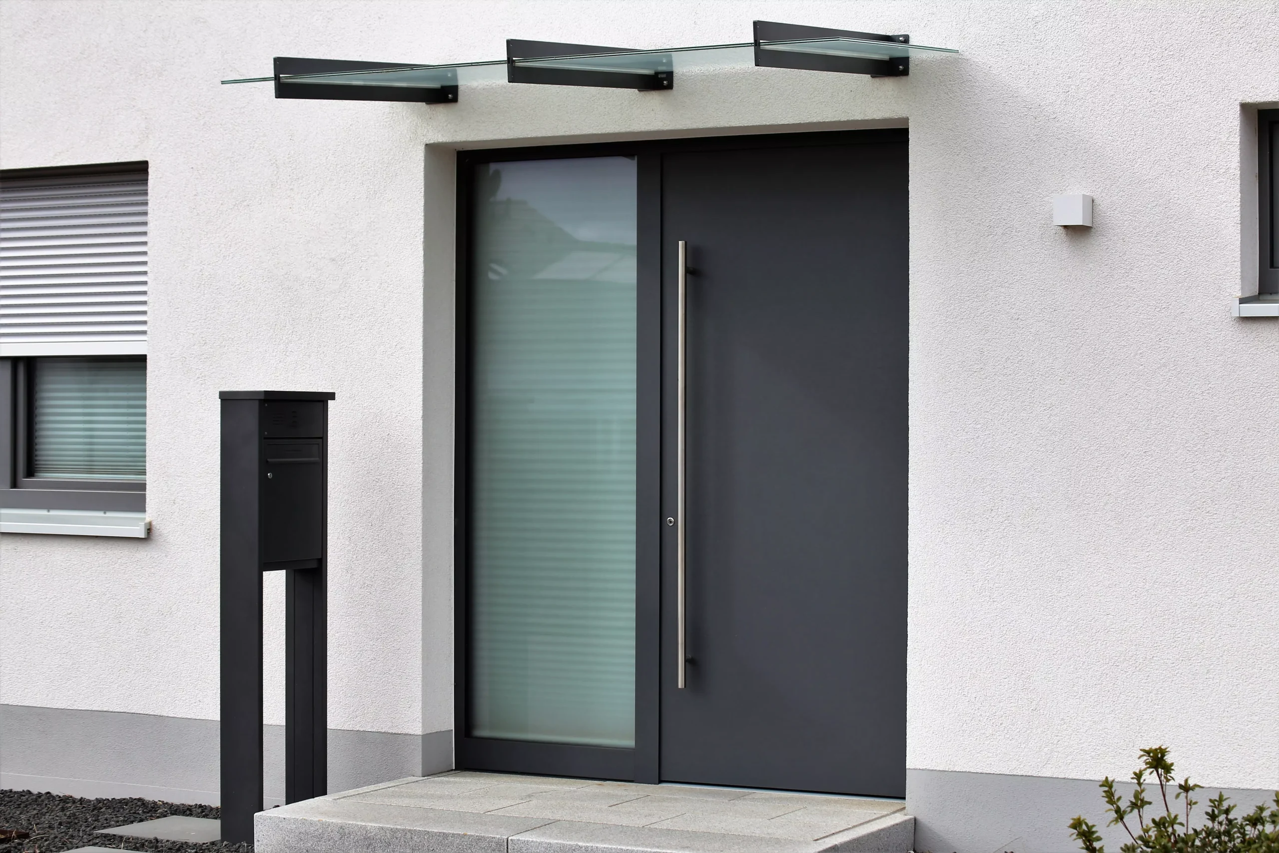 Moderne Haustür als Hauseingang eines Wohngebäudes